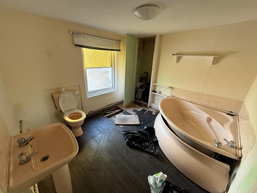 Lot: 98 - FREEHOLD BUILDING WITH PLANNING FOR EXTENSION - Flat A bathroom with W.C.